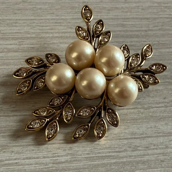 Elegant Pearl and Gold Leaf Monet Brooch - Picture 5 of 6